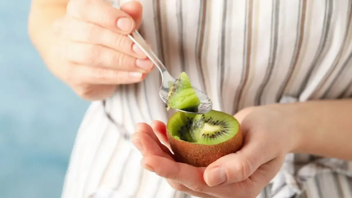 Eating kiwi